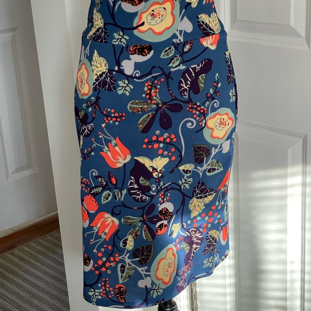 Lularoe Skirt Size Medium Stretch Waist 30 Length 24 Straight Pencil Multicolor